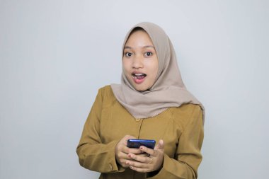 Akıllı telefon kullanan kadınları şok etmek için. Not: haki rengi üniforma giyiyor..