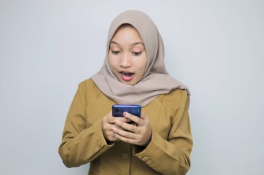 Akıllı telefon kullanan kadınları şok etmek için. Not: haki rengi üniforma giyiyor..