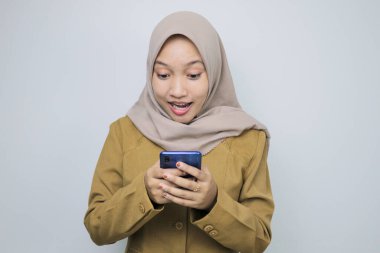 Akıllı telefon kullanan kadınları şok etmek için. Not: haki rengi üniforma giyiyor..