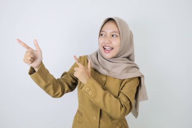 Gülümse, hükümet çalışanı kadınlar onu işaret ediyor. Not: haki rengi üniforma giyiyor..