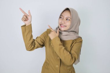 Gülümse, hükümet çalışanı kadınlar onu işaret ediyor. Not: haki rengi üniforma giyiyor..