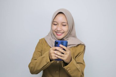 Akıllı telefon kullanan mutlu devlet çalışanı kadınlar. Not: haki rengi üniforma giyiyor..