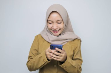 Akıllı telefon kullanan mutlu devlet çalışanı kadınlar. Not: haki rengi üniforma giyiyor..