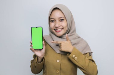 Telefondaki boş ekranı gösteren devlet çalışanı kadınlara gülümse. Not: haki rengi üniforma giyiyor..
