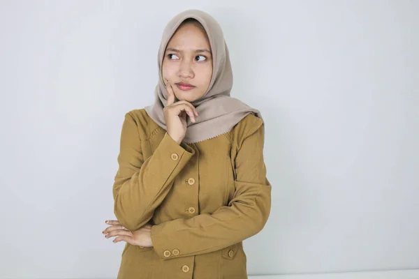 Verwirrte Regierungsmitarbeiterinnen Haben Denkgebärden Pns Trägt Khakifarbene Uniform — Stockfoto