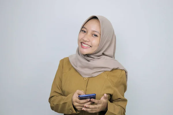 Wanita Pekerja Pemerintah Yang Bahagia Saat Menggunakan Smartphone Pns Mengenakan — Stok Foto