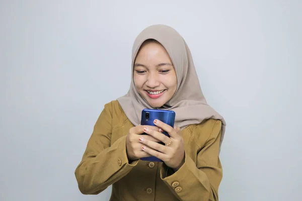 Glückliche Frauen Der Regierung Wenn Sie Ein Smartphone Benutzen Pns — Stockfoto