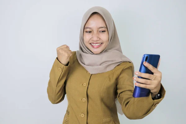 Mulheres Trabalhadoras Governo Feliz Usar Smartphone Pns Vestindo Uniforme Cáqui — Fotografia de Stock