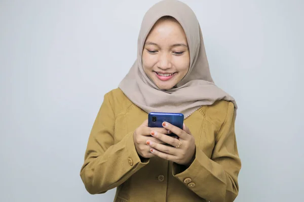 Akıllı Telefon Kullanan Mutlu Devlet Çalışanı Kadınlar Haki Rengi Üniforma — Stok fotoğraf