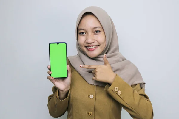 Sorrir Mulheres Trabalhador Governo Mostrando Tela Branco Telefone Pns Vestindo — Fotografia de Stock