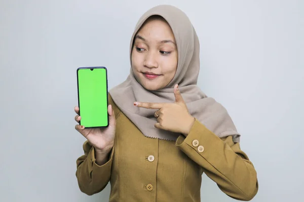 Улыбайтесь Правительственные Женщины Показывающие Чистый Экран Телефоне Pns Форме Хаки — стоковое фото