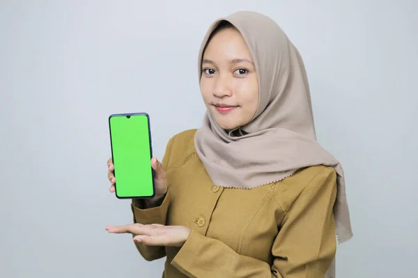 Sorrir Mulheres Trabalhador Governo Mostrando Tela Branco Telefone Pns Vestindo — Fotografia de Stock