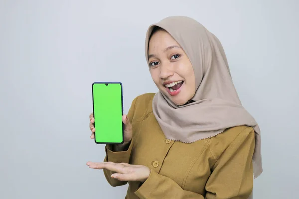 Улыбайтесь Правительственные Женщины Показывающие Чистый Экран Телефоне Pns Форме Хаки — стоковое фото