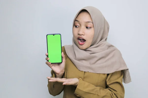 Shock Pekerja Pemerintah Perempuan Menunjukkan Layar Kosong Smartphone Pns Mengenakan — Stok Foto