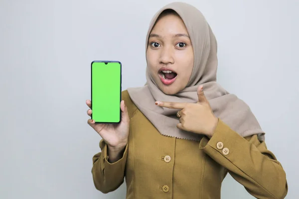 Shock Pekerja Pemerintah Perempuan Menunjukkan Layar Kosong Smartphone Pns Mengenakan — Stok Foto