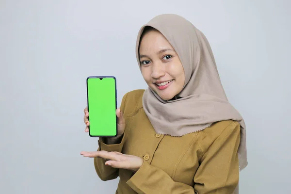 Tersenyum Wanita Pemerintah Menunjukkan Layar Kosong Telepon Pns Mengenakan Seragam — Stok Foto