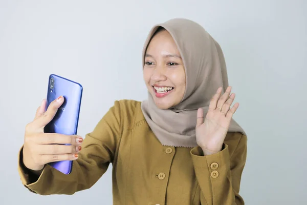 Senyum Wanita Pekerja Pemerintah Ketika Panggilan Video Menggunakan Smartphone Pns — Stok Foto