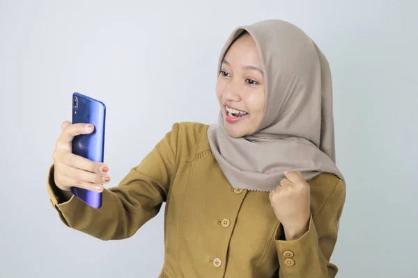 Senyum Wanita Pekerja Pemerintah Ketika Panggilan Video Menggunakan Smartphone Pns — Stok Foto