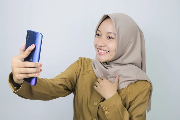 Senyum Wanita Pekerja Pemerintah Ketika Panggilan Video Menggunakan Smartphone Pns — Stok Foto