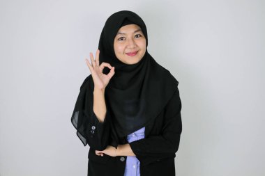 Gülümseyerek imzala Asyalı İslamcı kadınların kendine güveni.