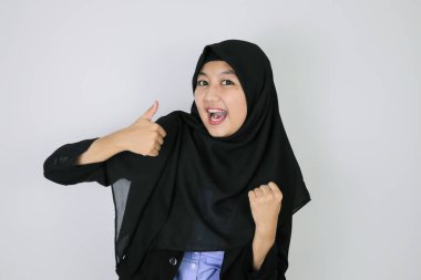 Gülümseyerek imzala Asyalı İslamcı kadınların kendine güveni.