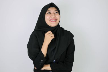 Mutlu ve düş gören genç Asyalı İslam kadını türban takıyor..