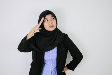 Başörtüsü takan Asyalı genç bir kadın hayal dünyasında yaşıyor..