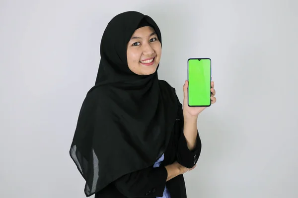 Glückliche Asiatische Islamische Geschäftsfrauen Zeigen Auf Leeren Bildschirm Telefon — Stockfoto