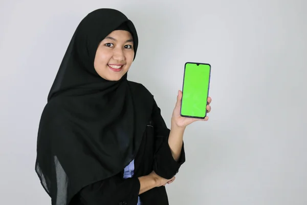 Glada Asiatiska Islamiska Affärskvinnor Peka Och Visa Tom Skärm Telefon — Stockfoto