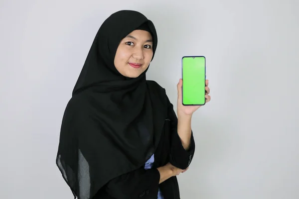 Glückliche Asiatische Islamische Geschäftsfrauen Zeigen Auf Leeren Bildschirm Telefon — Stockfoto