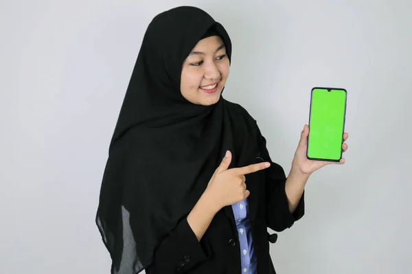 Feliz Asiático Islâmico Mulheres Negócios Apontando Mostrar Tela Branco Telefone — Fotografia de Stock