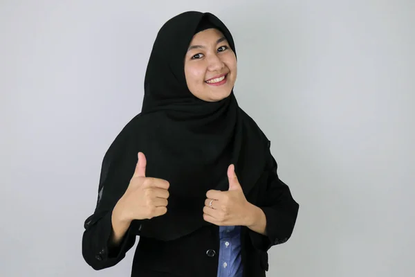 Znak Uśmiechem Azjatycki Islamski Biznes Kobiety Stojąc Zaufanie — Zdjęcie stockowe