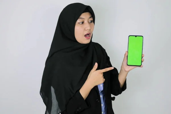 Schockierende Frauen Mit Leerem Bildschirm Auf Dem Smartphone Pns Trägt — Stockfoto