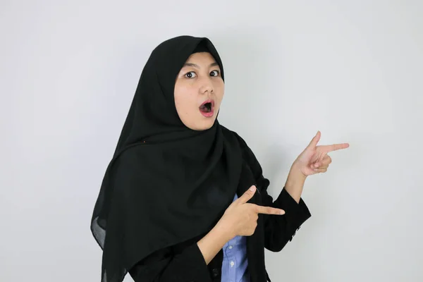 Shock Young Asian Islam Kobieta Nosi Chustę Jest Uśmiech Wskazując — Zdjęcie stockowe