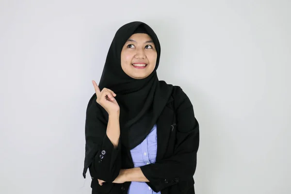 Ευτυχισμένη Και Ονειροπόληση Χειρονομία Νεαρή Ασιάτισσα Γυναίκα Του Ισλάμ Φορώντας — Φωτογραφία Αρχείου