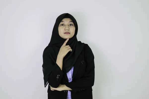 Vážný Daydreaming Gesto Mladý Asijský Islám Žena Nosí Šátek — Stock fotografie