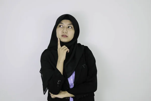 Serious Daydreaming Gesture Joven Mujer Del Islam Asiático Con Pañuelo —  Fotos de Stock