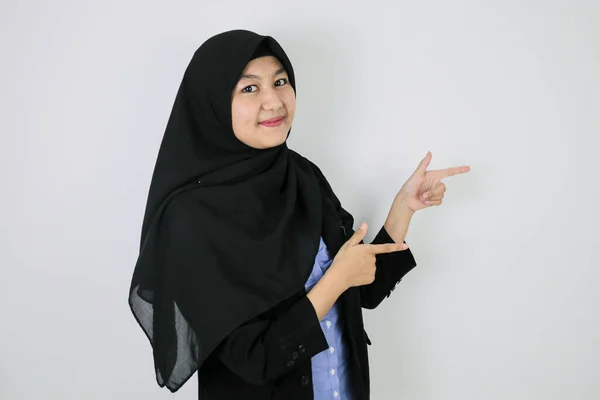 幸せな若いアジアのイスラム教徒の女性のスカーフを着て笑顔と横に指している — ストック写真