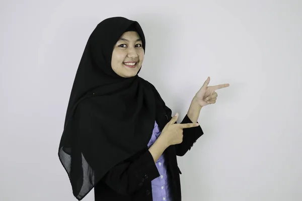 Feliz Jovem Asiático Islamismo Mulher Vestindo Lenço Cabeça Sorriso Apontando — Fotografia de Stock