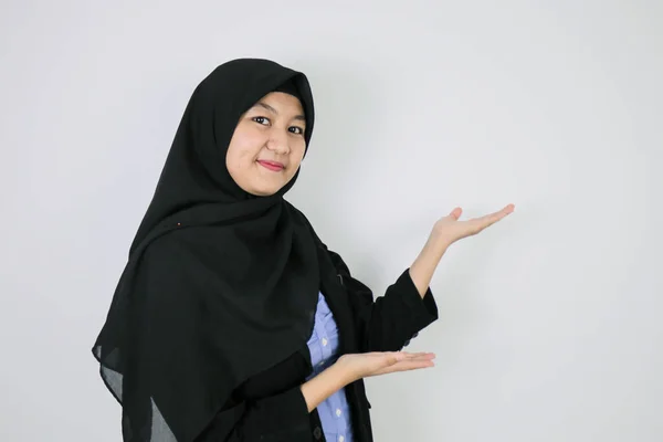 Fröhliche Junge Asiatische Islam Frau Mit Kopftuch Lächelt Und Zeigt — Stockfoto