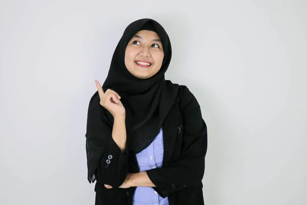 Счастливая Молодая Азиатская Мусульманка Носящая Платок Улыбается Указывает Рядом — стоковое фото