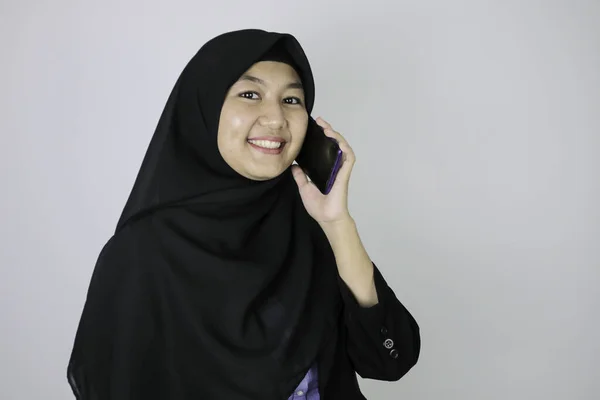 笑顔の若いアジアのイスラム教徒の女性のスカーフを着て笑顔を呼び出すと — ストック写真