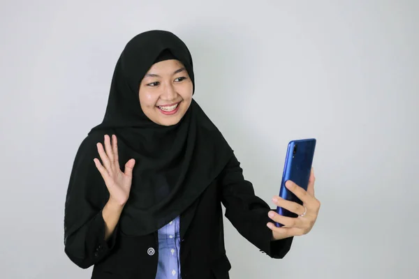 Sorria Asiático Islã Mulher Usando Lenço Cabeça Quando Chamada Vídeo — Fotografia de Stock