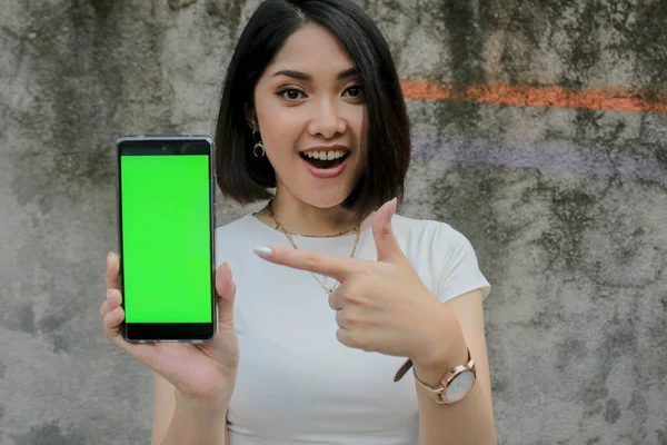 Glad Och Unga Asiatiska Kvinnor Visar Grön Tom Skärm — Stockfoto