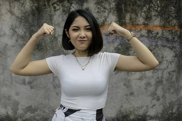 Magnifique Jeune Femme Asiatique Forte Avec Chemise Whute Montrant Biceps — Photo