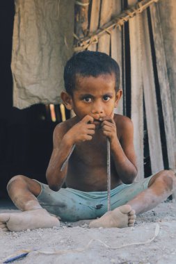 Rote Island, Doğu Nusa Tenggara 'daki fakir ve izole bir köyde eski püskü görünümlü çocukların portresi. 5 Nisan 2020 - Rote, Endonezya.