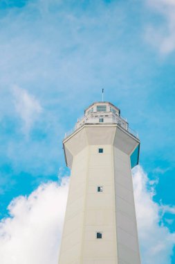 Beyaz Deniz Feneri, Endonezya 'nın Rote Adası' nda beyaz bulutlu mavi gökyüzüne karşı.