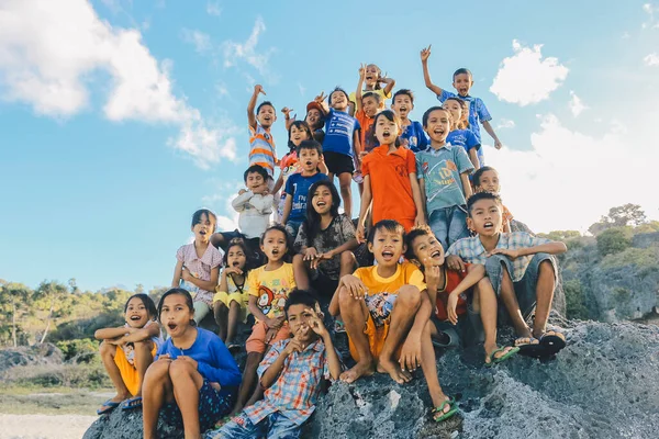 Kelet Nusa Tenggara Indonézia Gyerekek Éljeneznek Együtt Élvezik Nagy Szikla — Stock Fotó