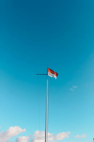 Indonézia Zászló Acél Árboc Kék Háttér — Stock Fotó