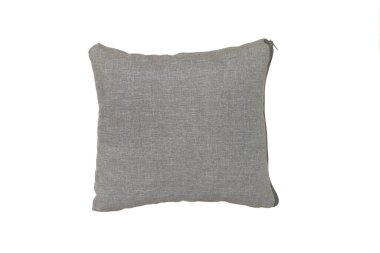 İzole edilmiş beyaz arka planda kare şekilli gri kanepe yastığı.